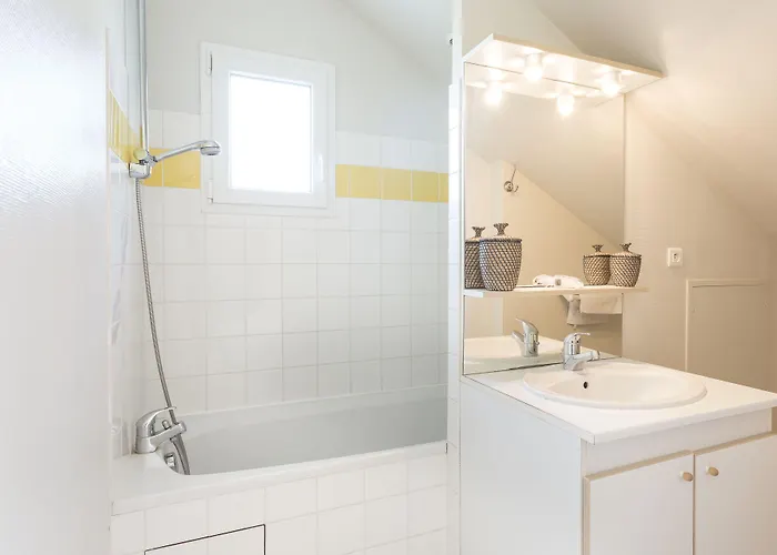 Les Iles Пенестин